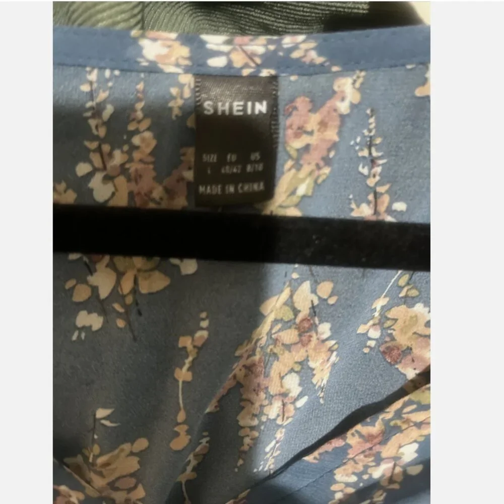 SHEIN L Blue Floral Sheer Short Sleeve Button Detail V-Neck Blouse Shirt Top - Picture 11 of 11
